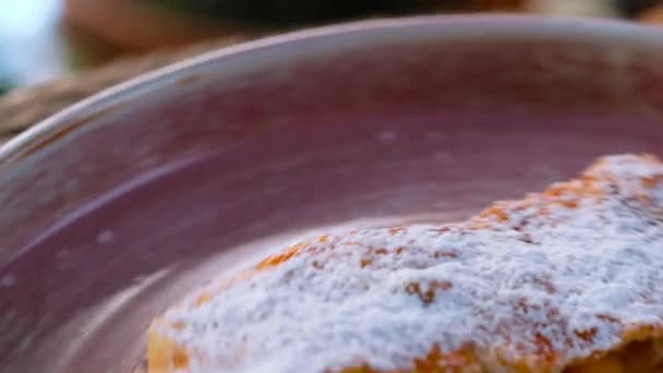 Appelstrudel Traditionele Weense Taart Bestrooid Met Poedersuiker Geserveerd Met Ijsballen — Stockvideo