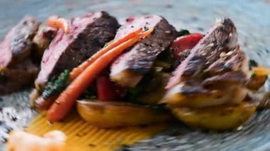 Yakın çekim, orta pişmiş biftek, bbq sebzeler ve sos ile servis edilir. Restoran ana yemek konsepti.