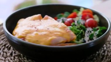 Spin tabağına yakından bak et yemeği, domuz pastırmalı tavuk göğsü ve taze sebze salatasıyla servis edilen peynir. Restoran ya da ev yapımı yemek konsepti