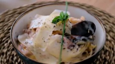 Frutti di mare ya da denizin meyvesini kapatın. Deniz mahsulleri spagetti porsiyonunda midye kabuğu, karides ve sos var. Restoran menüsü ana yemek konsepti.