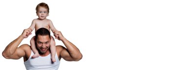 Panoramik fotoğraf seven güçlü kaslı melez baba beyaz stüdyo arka planında küçük sevimli kızını omuzlarında tutuyor. Uzayı metin için kopyala. Aile bağı, babalık kavramı