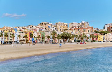 Hava aracının panoramik manzaralı kıyı şeridi ve La Vila Joiosa Villajoyosa turistik tatil köyü manzaralı tepeden kumlu sahil ve Akdeniz manzaralı. Alicante ili, Costa Blanca, İspanya