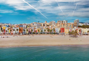 Hava aracının panoramik manzaralı kıyı şeridi ve La Vila Joiosa Villajoyosa turistik tatil köyü manzaralı tepeden kumlu sahil ve Akdeniz manzaralı. Alicante ili, Costa Blanca, İspanya