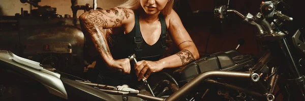 Junge Attraktive Blonde Frau Mechaniker Beschnitten Person Sehen Reparatur Motorrad — Stockfoto