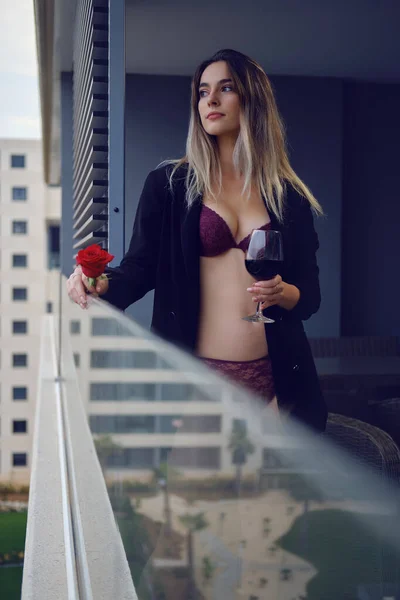 Giovane Bella Donna Indossare Intimo Giacca Piedi Solo Balcone Che — Foto Stock