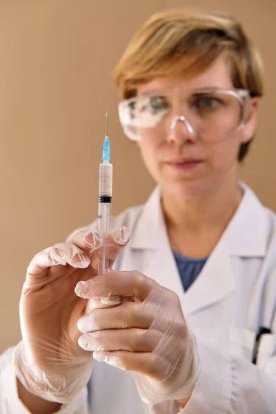 Vrouwelijke Verpleegkundige Dokter Draagt Witte Vacht Beschermende Handschoenen Glazen Met — Stockfoto