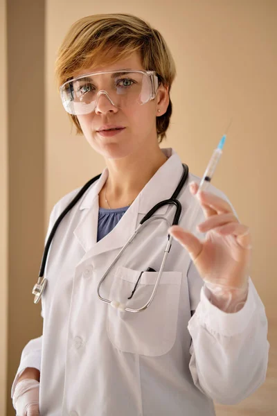 Vrouwelijke Verpleegkundige Dokter Draagt Witte Vacht Beschermende Handschoenen Glazen Met — Stockfoto