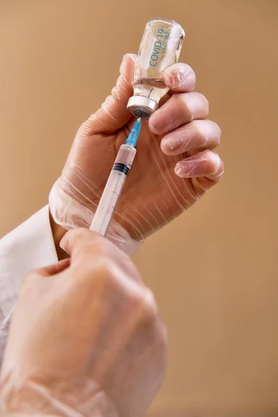 Närbild Kvinnlig Sjuksköterska Bära Skyddshandskar Som Håller Sprutan Och Vaccinet — Stockfoto