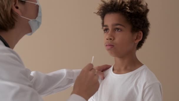 Female Practitioner Doctor Takes Nose Swab 10S Patient Little Mixed — Stock Video