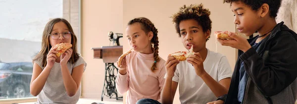 Grupo Crianças Multirraciais Famintos Sentar Casa Comer Pizza Foto Panorâmica — Fotografia de Stock