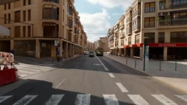 Elche, İspanya - 5 Ocak 2021 Elche şehir merkezinden geçen, araba sokak manzaralı. İspanya. Ünlü turistik yer konsepti