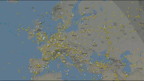 Valós idejű légijármű-repülési nyomkövetési információk a térképen — Stock videók