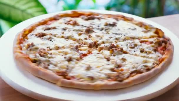 Close View Carbonara Pizza Draaiplaat Voedsel Beweging Concept — Stockvideo