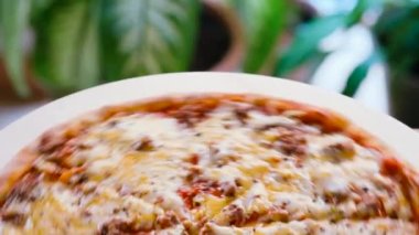 Hazır Carbonara Pizzası 'nın dönen tabağını yakından izleyin. Hareketli yemek konsepti