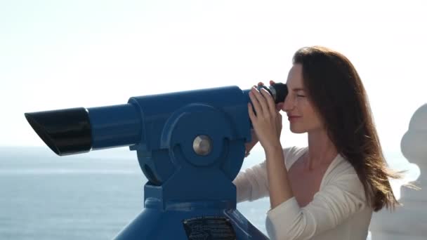 Mujer Joven Disfrutar Ciudad Turística Costera Benidorm Vista Través Torre — Vídeos de Stock