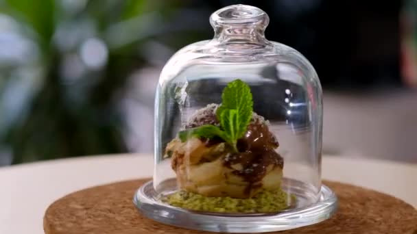 Inuti Glas Välvd Serveringsplatta Portion Profiterol Garnerad Med Choklad Och — Stockvideo