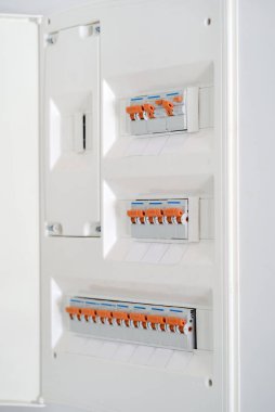 Dikey duvara monte edilmiş beyaz dağıtım panelini kapat 