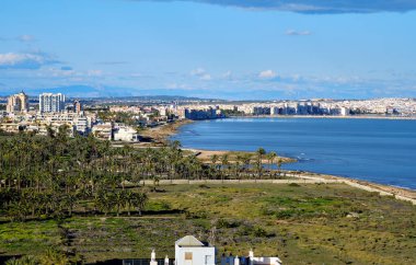 Torrevieja sahil beldesi insansız hava aracı manzaralı. Güneşli sıcak bir günde sakin Akdeniz suları. Costa Blanca 'da. İspanya