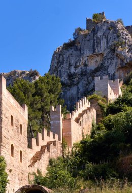 İspanyol Xativa şatosunun dikey görüntüsü kayalık dağ zeminine karşı güçlendirilmiş duvarın bir parçası. Valencia Topluluğu, İspanya