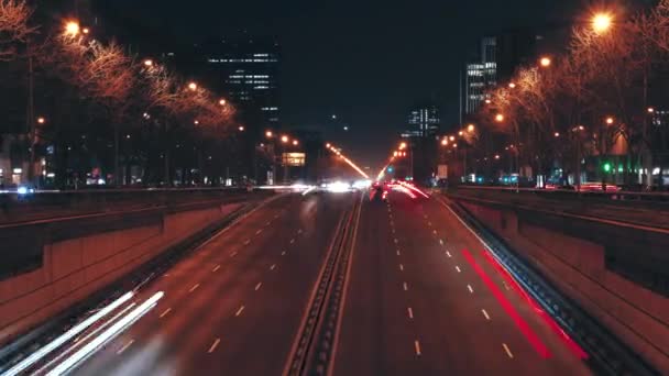 Zeitraffer Viel Befahrene Straße Von Paseo Castellana Beleuchtet Madrids Nächtliche — Stockvideo