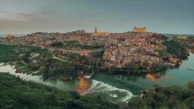 Toledo 'nun Tagus nehri ile çevrili tarihi şehri, Toledo' nun insansız hava aracı bakış açısının üzerindeki zaman atlaması. Gündüz manzarası. CastillaLa Mancha. Zaman ayarlı hiper gecikme 