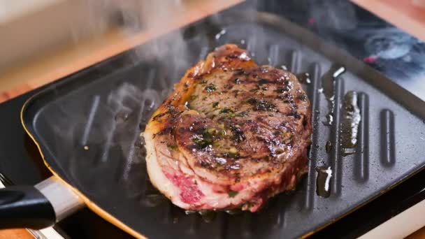Sertéshús Serpenyőben Közelről Séfkezek Megfordítják Húst Grillezés Közben Főzési Folyamat — Stock videók