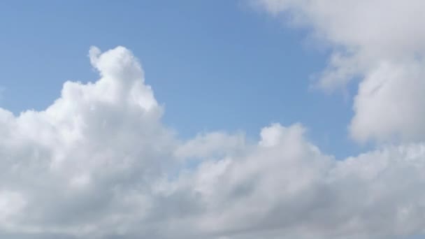 Κινούμενα Σύννεφα Στο Μπλε Φόντο Του Ουρανού Κατά Διάρκεια Της — Αρχείο Βίντεο