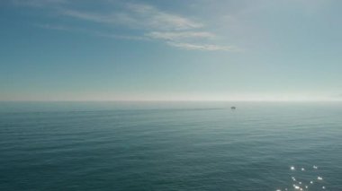 Pürüzsüz deniz manzarası ve güneşli bir günde gemi manzarası