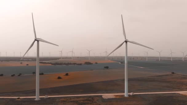 Drone Point Vue Aérienne Grand Angle Turbines Mobiles Moulins Vent — Video
