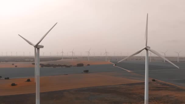 Drohnenpunkt Weitwinkelaufnahme Beweglicher Turbinen Von Windmühlen Windenergie Wird Strom Umgewandelt — Stockvideo