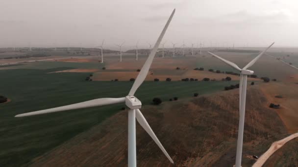 Drohnenpunkt Weitwinkelaufnahme Beweglicher Turbinen Von Windmühlen Windenergie Wird Strom Umgewandelt — Stockvideo