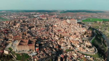 Hava panoramik drone bakış açısı tarihi şehir Toledo. CastillaLa Mancha, UNESCO tarafından Dünya Mirası ilan edildi. Seyahat ve turizm, ünlü turistik mekan konsepti. İspanya. Avrupa