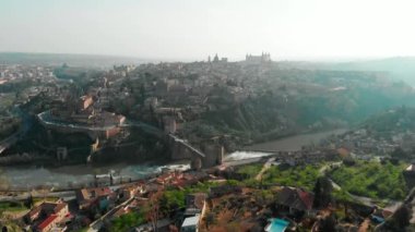 Hava panoramik drone bakış açısı tarihi şehir Toledo. CastillaLa Mancha, UNESCO tarafından Dünya Mirası ilan edildi. Seyahat ve turizm, ünlü turistik mekan konsepti. İspanya. Avrupa