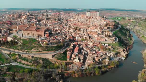 空中全景无人驾驶飞机的观点历史城市托莱多 卡斯蒂利亚 拉曼查被联合国教科文组织宣布为世界遗产 旅游与旅游 是著名的旅游胜地概念 西班牙 — 图库视频影像