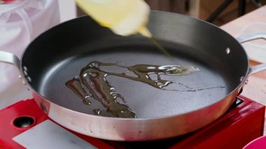 Pırasa kızartmak için tava şefine yağ dök. Gıda hazırlama süreci kavramı