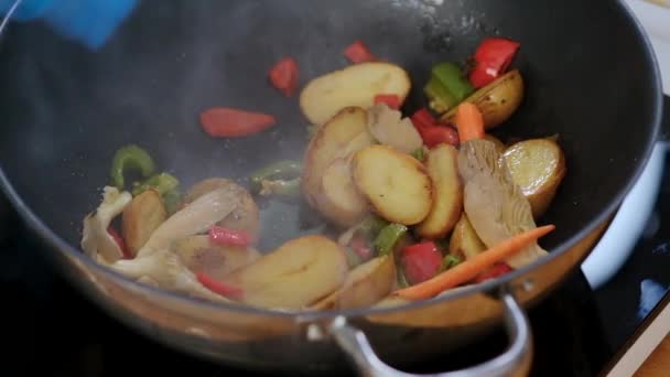 Artichoke Kentang Unpeeled Dan Sayuran Paprika Menggoreng Wajan Dalam Pot — Stok Video