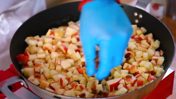 Vue Rapprochée Main Chef Masculin Gant Caoutchouc Ajoutant Des Raisins — Video