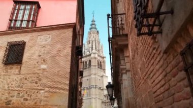 Aziz Mary Başpiskoposluğu 'nun başkenti Roma Katolik Kilisesi' nin başpiskoposluk bölgesi olan Primat Primada Katedrali 'nin mavi bulutlu dış görünüşüne karşı. Seyahat ve antik mimari konsepti. İspanya