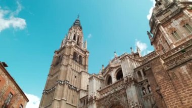 Aziz Mary Başpiskoposluğu 'nun başkenti Roma Katolik Kilisesi' nin başpiskoposluk bölgesi olan Primat Primada Katedrali 'nin mavi bulutlu dış görünüşüne karşı. Seyahat ve antik mimari konsepti. İspanya