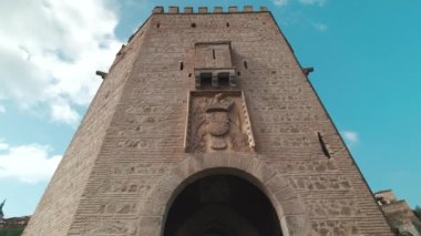 Puente de Alcantara, Toledo 'daki Roma kemer köprüsü, güneşli bir günde mavi gökyüzü, insan yok. Seyahat yerleri, antik mimari koleksiyonu, dönüm noktaları konsepti. Castilla-La Mancha, Avrupa, İspanya