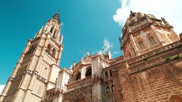 가톨릭교회의 Primate Primada Cathedral 구름낀 하늘을 배경으로 카스티 Castilla Mancha — 비디오