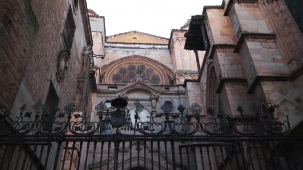 Esterno Cattedrale Toledo Portale Dell Ingresso Dell Orologio Dietro Recinzione — Video Stock
