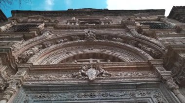 Toledo 'daki La Concepcion Francisca Manastırı' nın antik binasına doğru ilerliyoruz. Ünlü yerler, seyahat yerleri, eski mimari kavramlar. Castilla La Mancha, Avrupa, İspanya