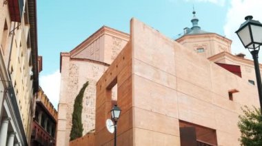 Toledo 'daki San Marcos Kilisesi' nin dışındaki bulutlu mavi gökyüzüne karşı. Ünlü yerler, seyahat yerleri ve simgeler konsepti. İspanya