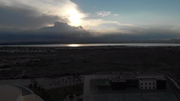 在Torrevieja的Las Salinas盐湖的上空 夕阳西下 乌云密布的天空笼罩着 科斯塔布兰卡 阿利坎特省西班牙 — 图库视频影像