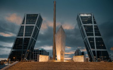 Madrid, İspanya - 3 Mart 2021: Plaza de Castilla Kastilla Meydanı ve Calvo Sotelo anıtını başkentin ana caddelerinde yer alan günbatımına karşı aydınlatmıştır. Madrid 'in kuzeyinde. İspanya