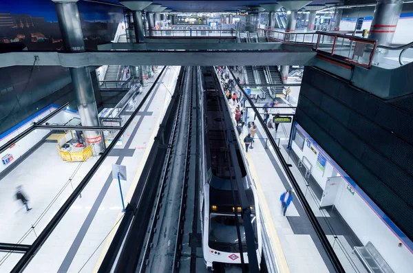 西班牙马德里 2021年3月4日 马德里地铁内部 从顶部向人们的室内视野模糊 西班牙 城市基础设施和公共场所概念 — 图库照片