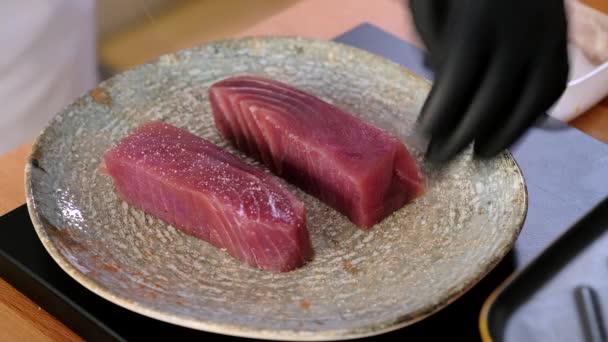 Van Dichtbij Bekijken Mannelijke Chef Kok Handen Koken Tonijnfilet Stukken — Stockvideo