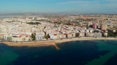 İnsansız hava aracı, güneşli bir günde Los Locos plajını boşaltıyor. Torrevieja kasabası ve Akdeniz kıyıları. Costa Blanca 'da. İspanya