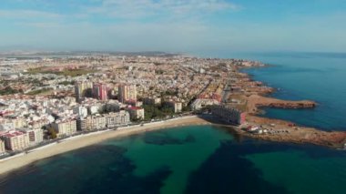 İnsansız hava aracı, güneşli bir günde Los Locos plajını boşaltıyor. Torrevieja kasabası ve Akdeniz kıyıları. Costa Blanca 'da. İspanya
